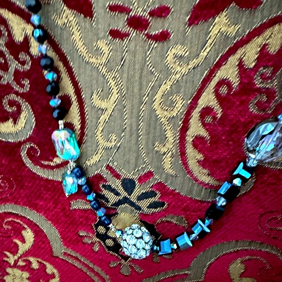 Gorgeous 22in Long Blue Crystal Necklace- Statement Piece - Picture 7 of 10